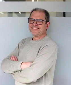 Antonio Fernández, técnico dedicado a gestionar la documentación necesaria para la baja de automóviles en Guadalajara